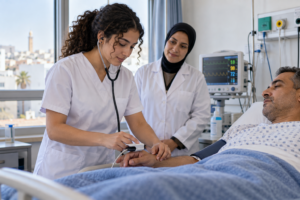 Étudiante infirmière réalisant un soin au lit du patient